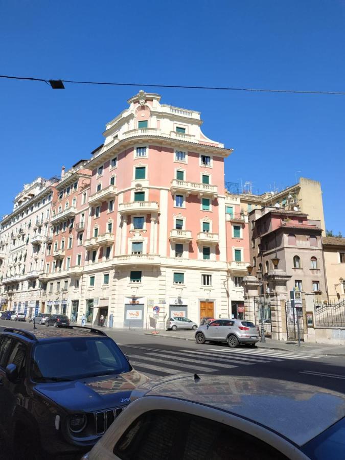 רומא Around The Corner Colosseo B&B מראה חיצוני תמונה