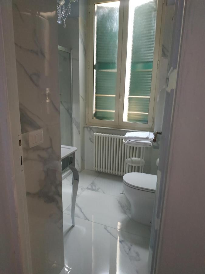 רומא Around The Corner Colosseo B&B מראה חיצוני תמונה