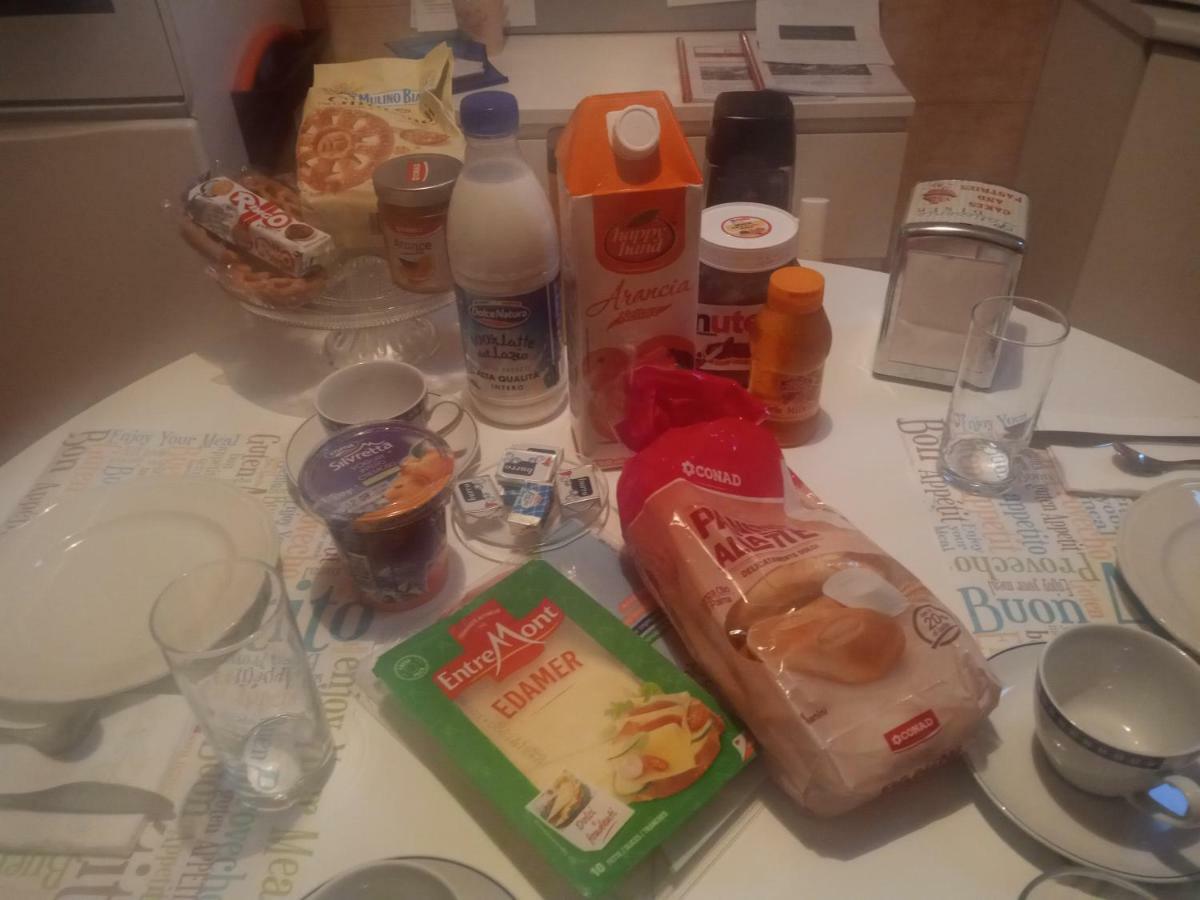 רומא Around The Corner Colosseo B&B מראה חיצוני תמונה